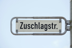 Straßenschild mit Aufschrift Zuschlagstraße